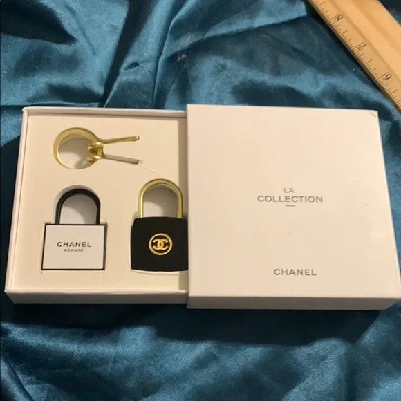 CHANEL Black and Gold Key & 2 Locks - Picture 2 of 3